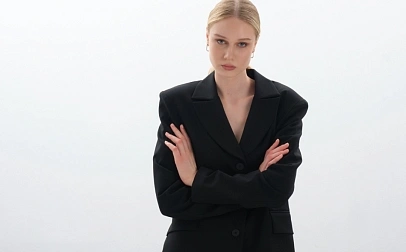 модные тренды осень-зима 2025 2026, модные тенденции AW26, осень зима 2025 мода, тренды fashion FW25/26, что будет модно осенью зимой 2025, tailoring 2.0, corporate core стиль осень 2025, frump 2.0 мода Prada 2025, undone elegance стиль 2025, contrasting textures одежда 2025, power dressing 80‑е аналоги 2025, gothic fashion fall 2025, nature inspired fashion Fall 2025, oversized tailoring AW25/26, tradwife стиль мода 50‑х 2025, soft grunge aesthetic 2025, полоска Earn Your Stripes print, мрак и реализм в моде психологическая мотивация, что модно осенью 2025, мода осень-зима 2025-2026, модные показы 2025, тренды одежды осень-зима, цвета в моде осенью 2025, женская мода осень-зима 2025, стиль 2025 года, тренды из Милана / Парижа / Нью-Йорка 2025, тренды осень-зима 2025-2026 женская одежда, модные фасоны осени 2025, классические костюмы 2025 мода, total black осень-зима 2025, мода на агрессию и протест 2025, с чем носить черный костюм осенью 2025, какой будет женская мода зимой 2026, тренды на полоску в одежде 2025, как носить многослойность осенью 2025, почему в моде тёмные цвета 2025, сочетание кружев и кожи осенью, тренды из показов Givenchy 2025, модные ткани и текстуры осень 2025, модная ностальгия 50-х, как мода отражает социальные тренды