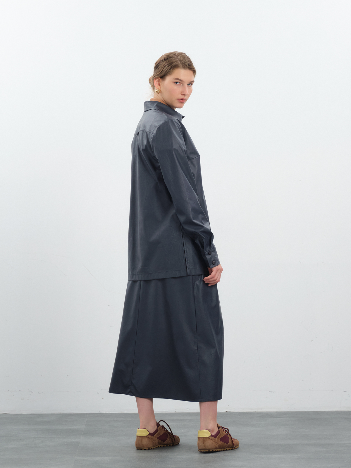 Синяя рубашка из экокожи