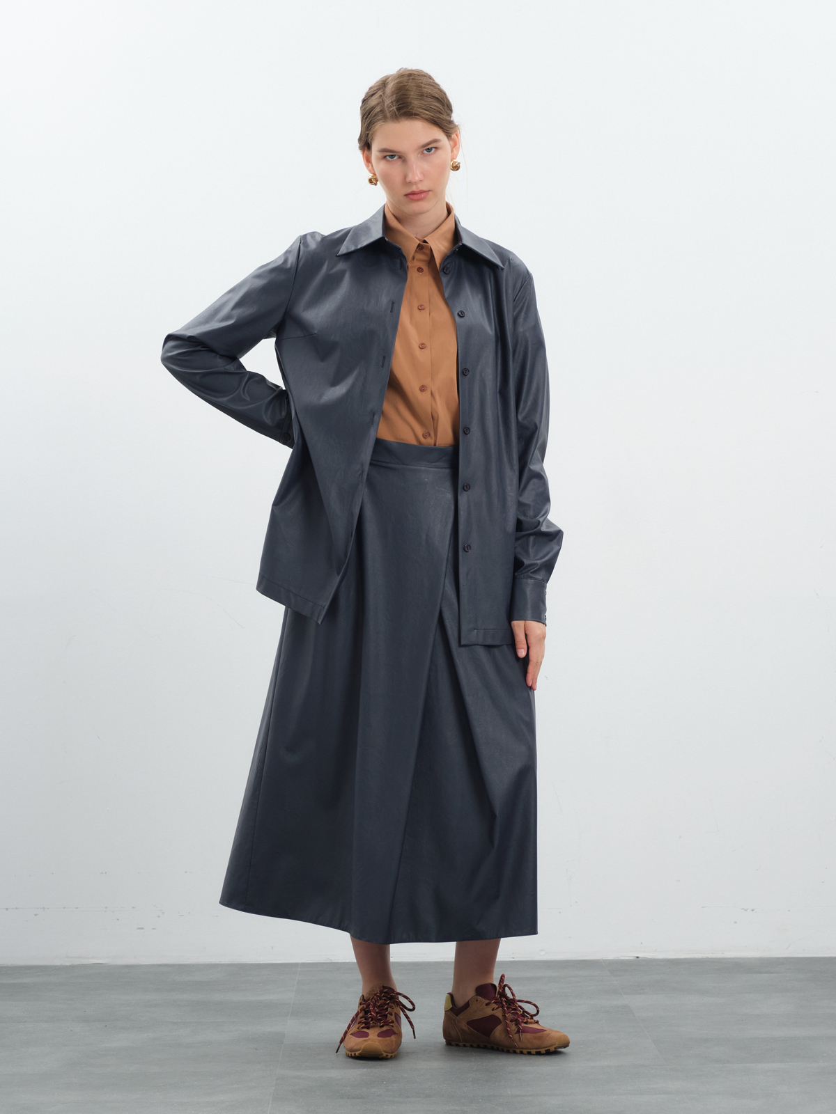 Синяя рубашка из экокожи