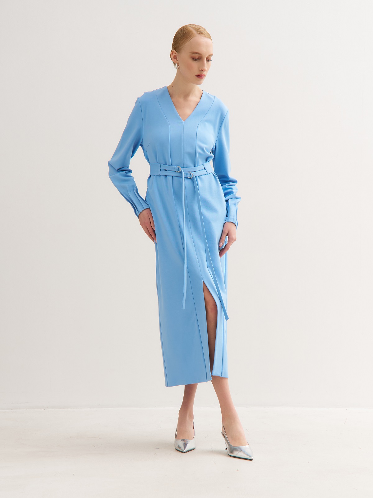 Голубое платье с поясом на кольцах