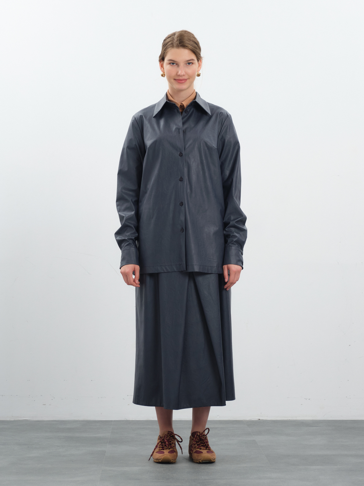 Синяя рубашка из экокожи