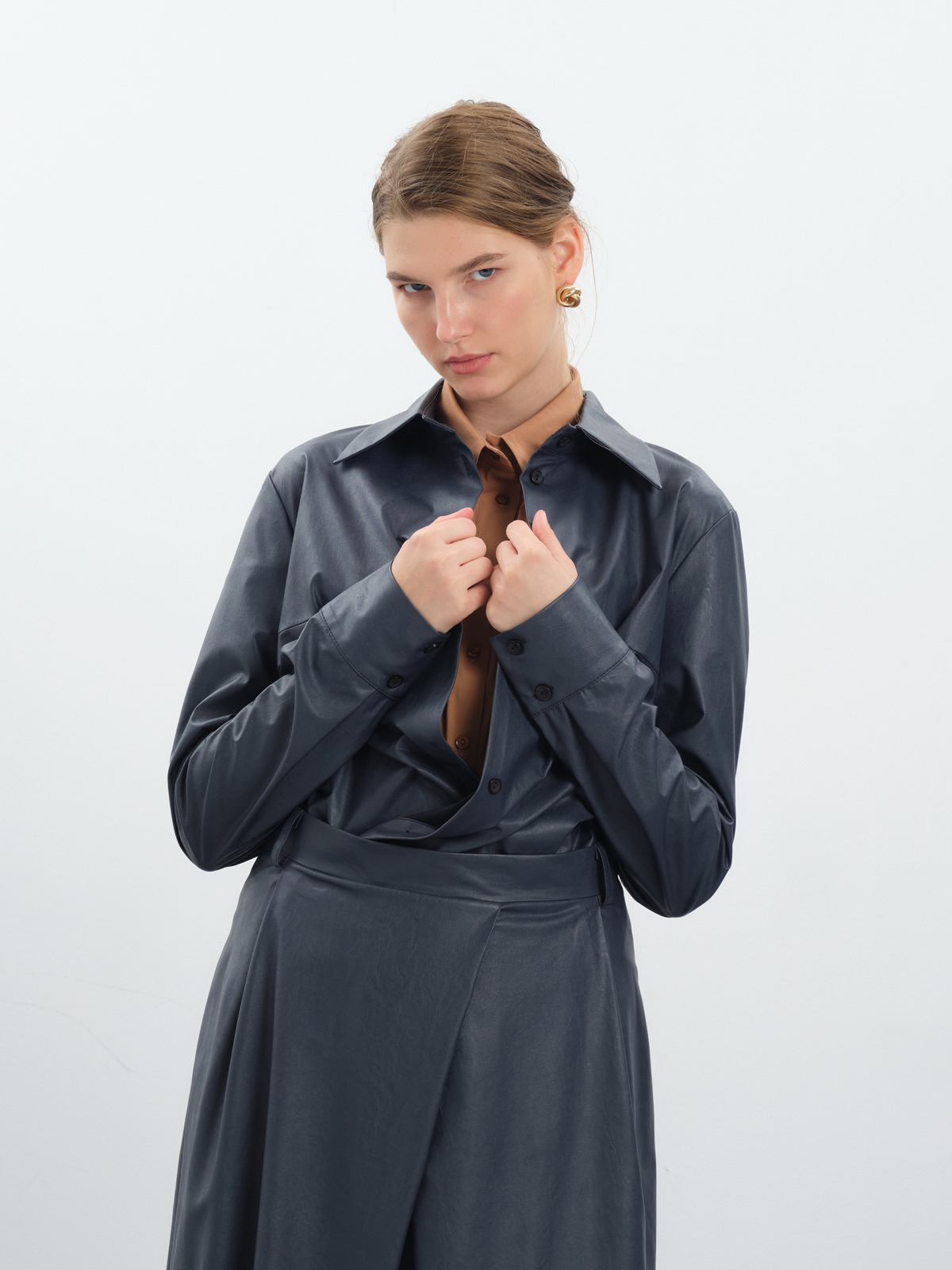 Синяя рубашка из экокожи