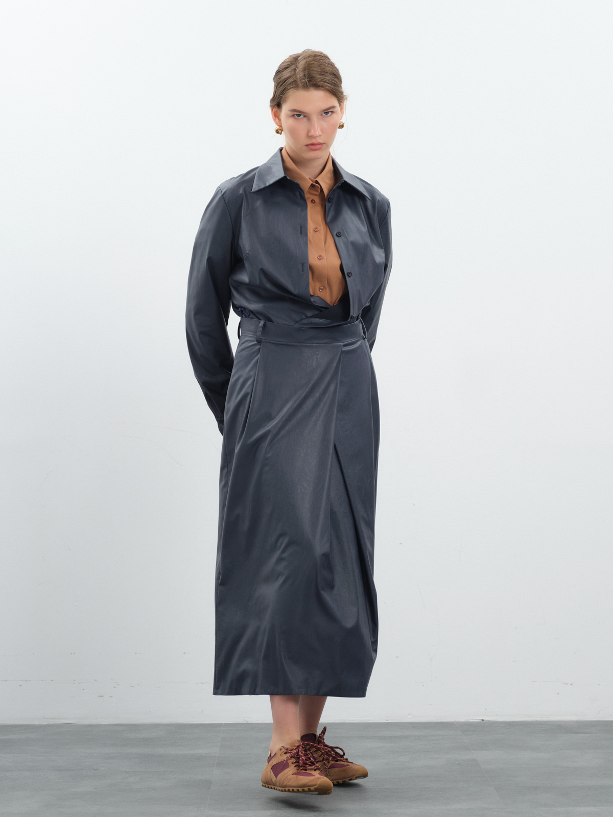 Синяя рубашка из экокожи