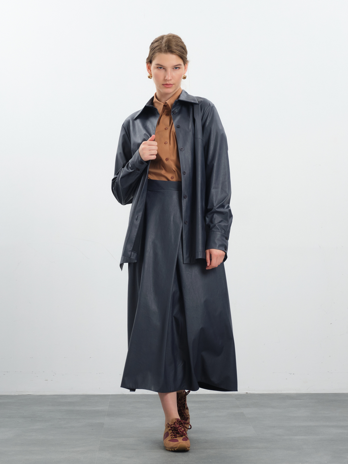 Синяя рубашка из экокожи