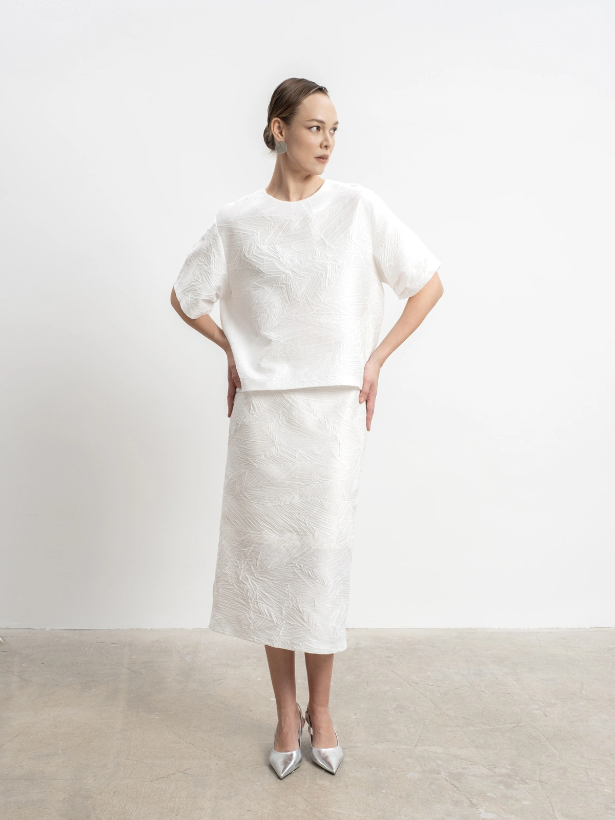 Белая юбка из жатой ткани