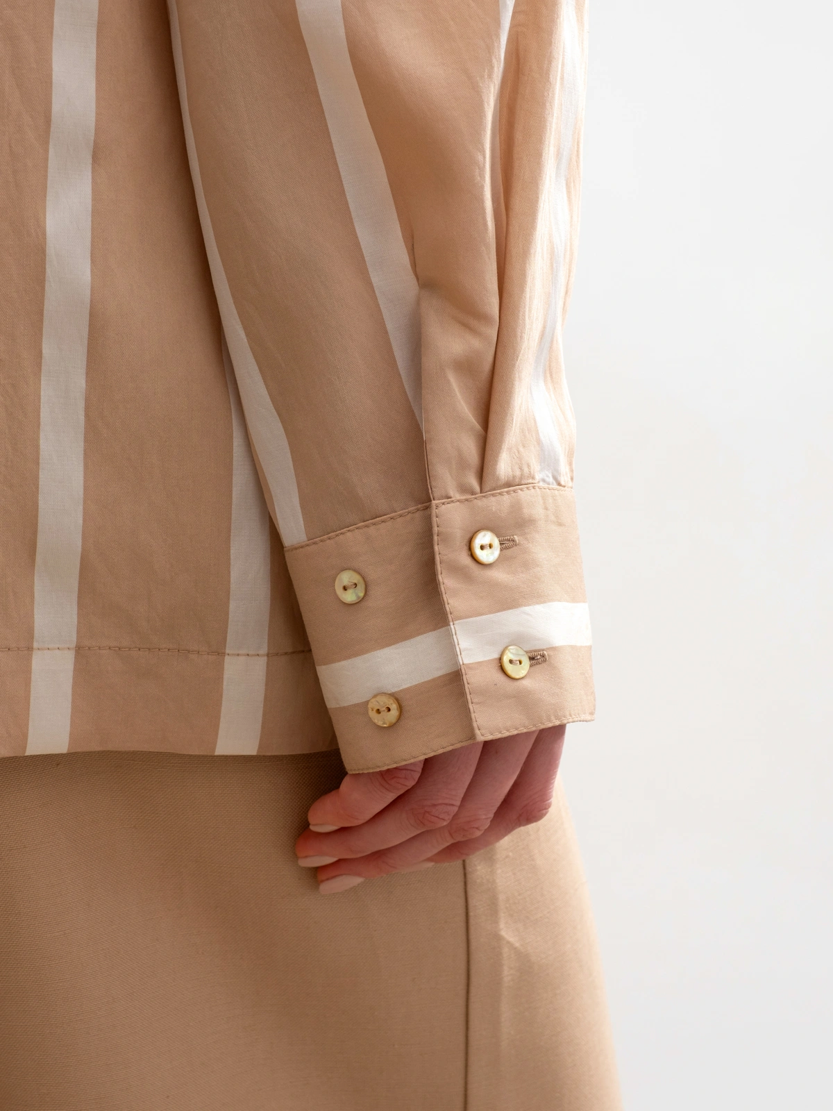 Бежевая рубашка в полоску