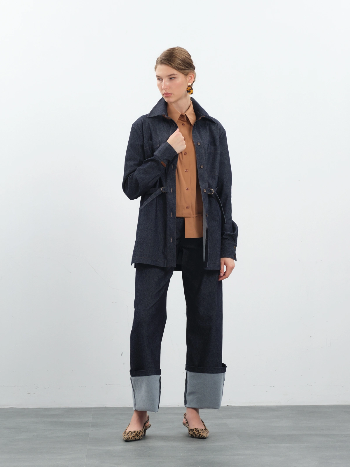 Темно-синяя рубашка из денима