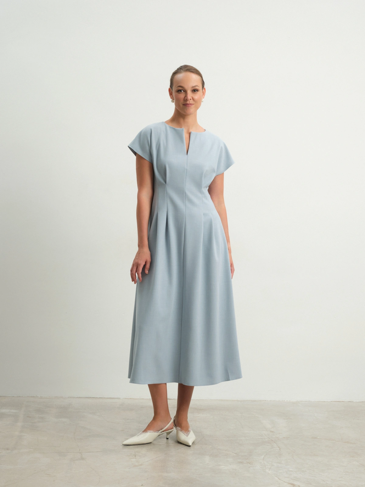 Голубое приталенное платье Allure