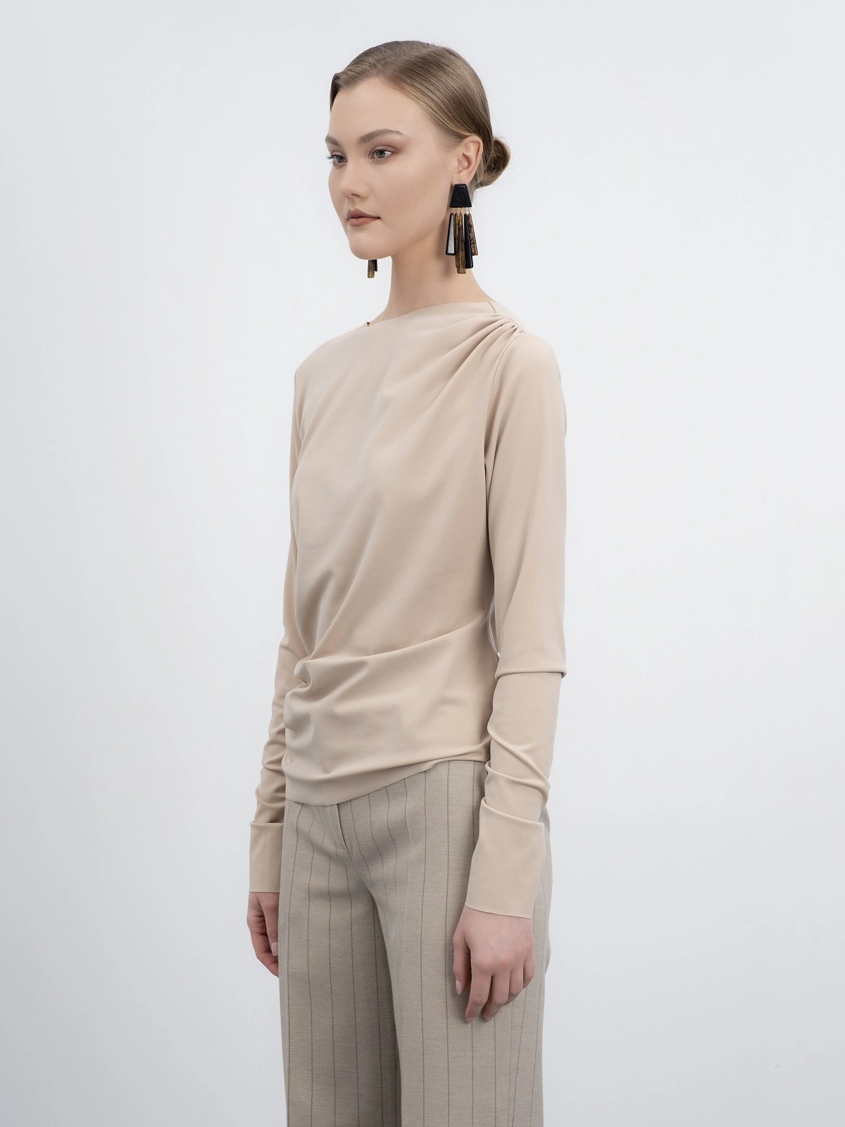 Бежевый лонгслив со сборкой