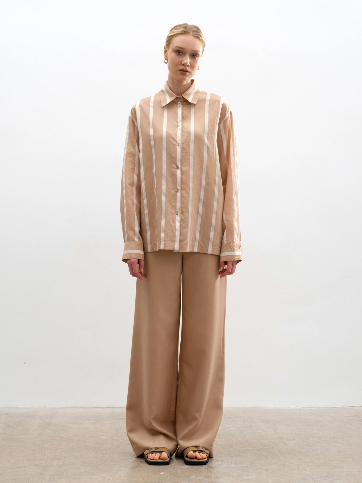 Бежевая рубашка в полоску