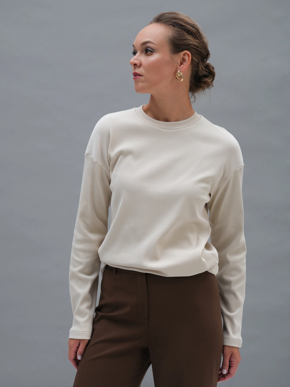 Бежевый утепленный лонгслив в рубчик