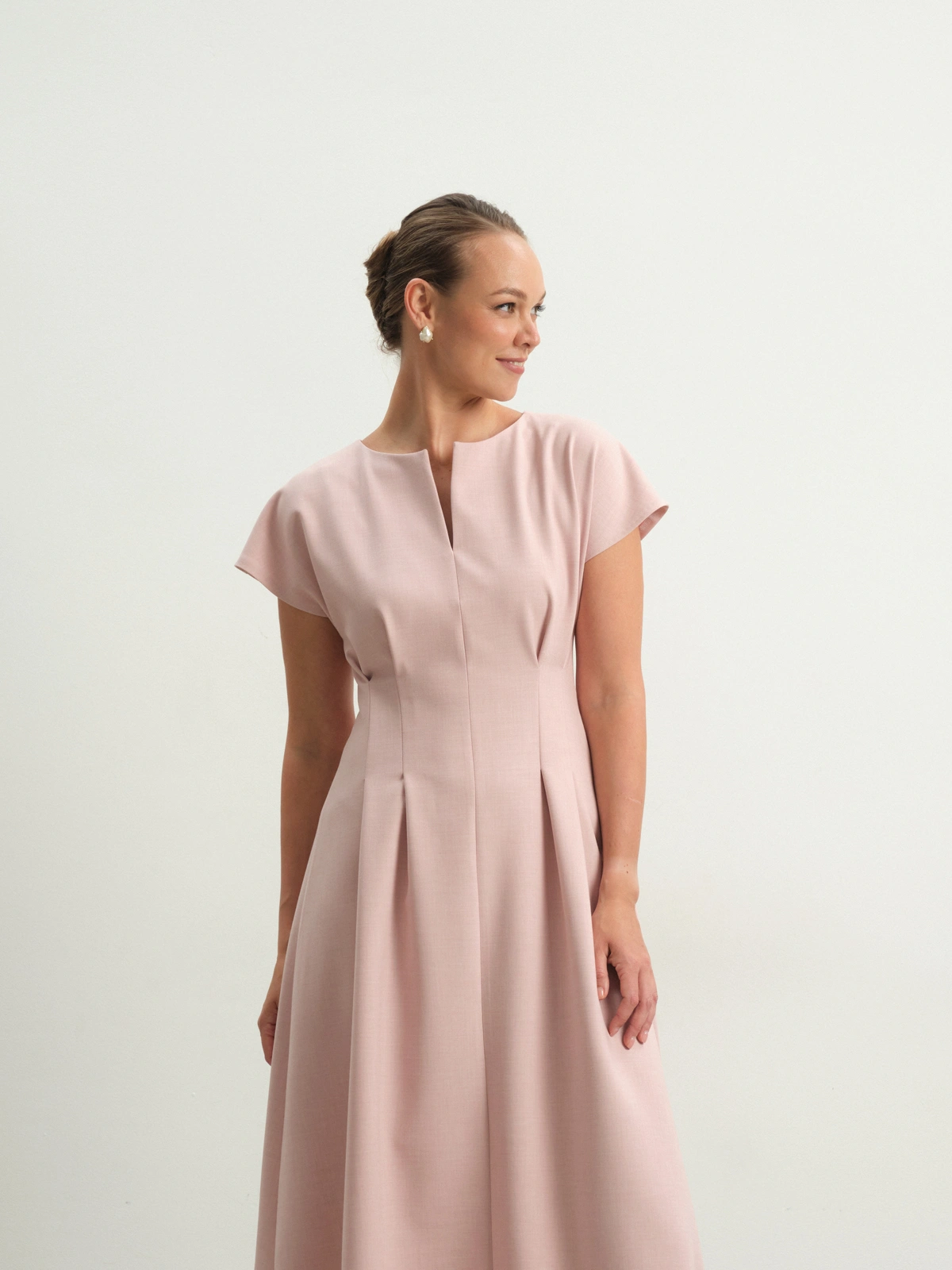 Розовое приталенное платье Charm