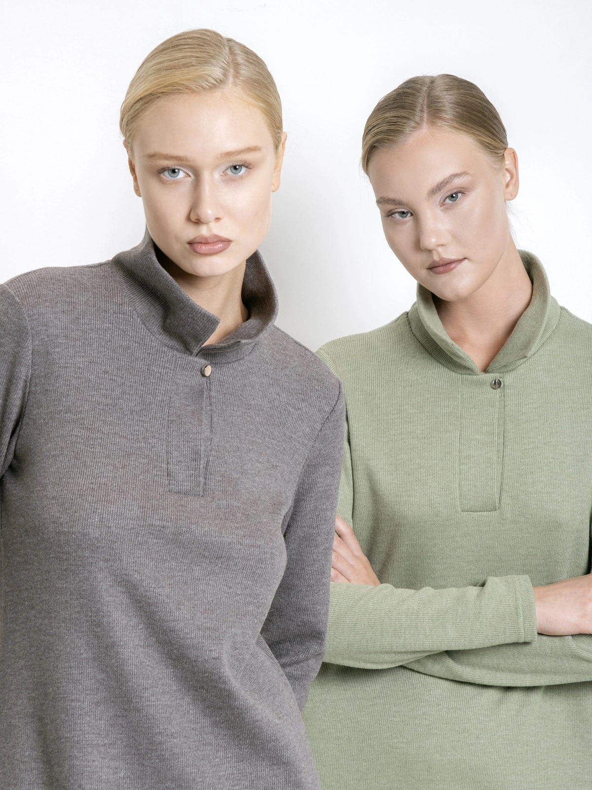 Трикотажное серое платье