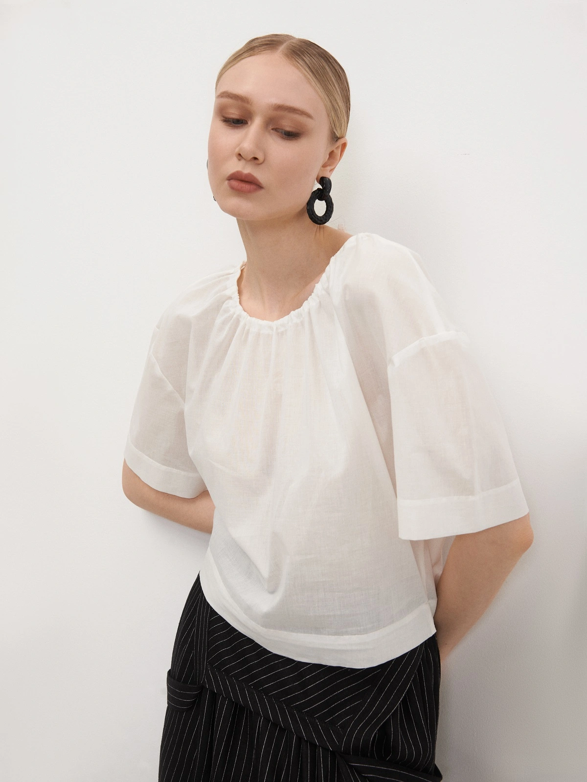 Молочная блуза со сборкой