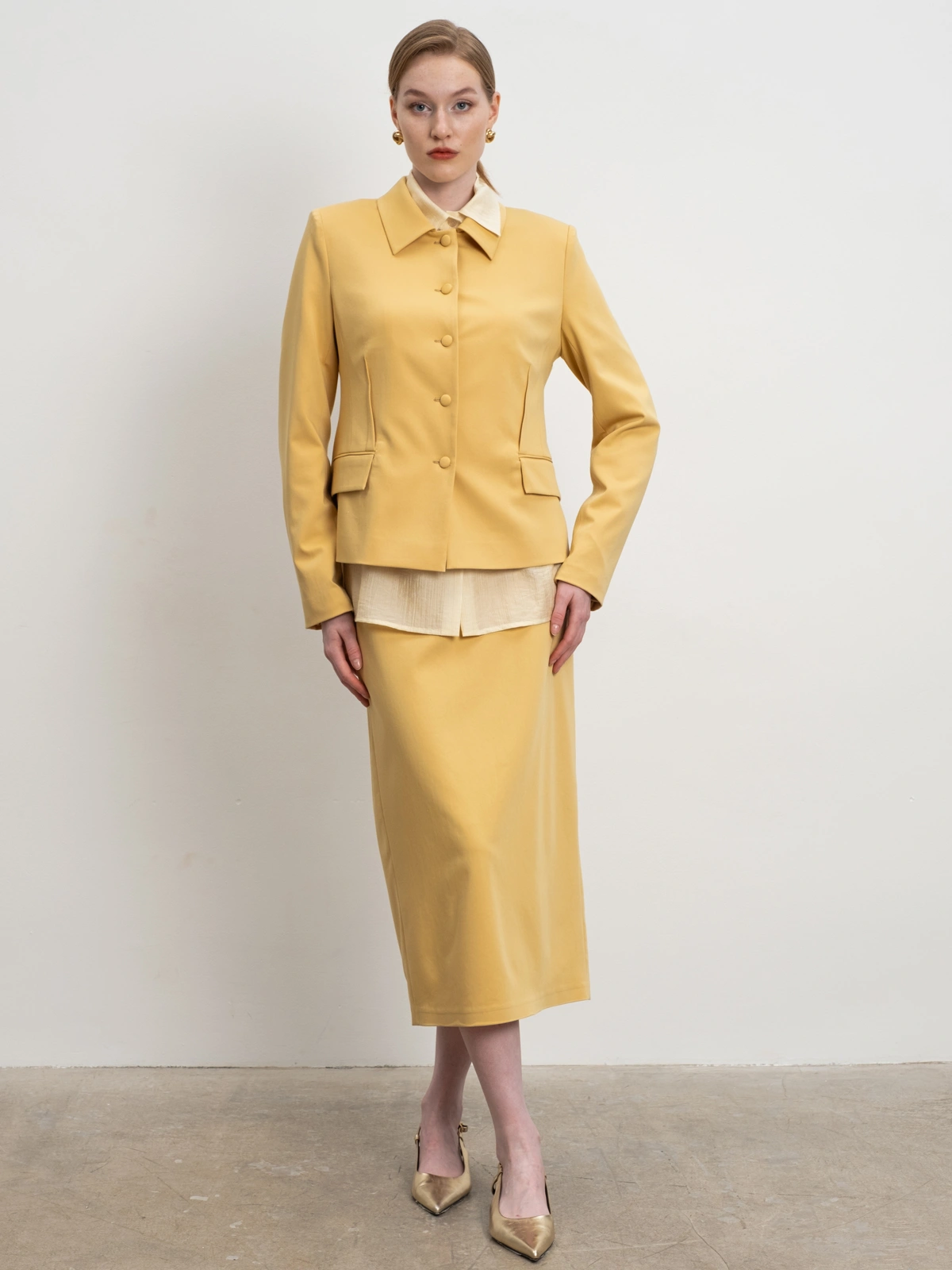 Горчичная прямая юбка