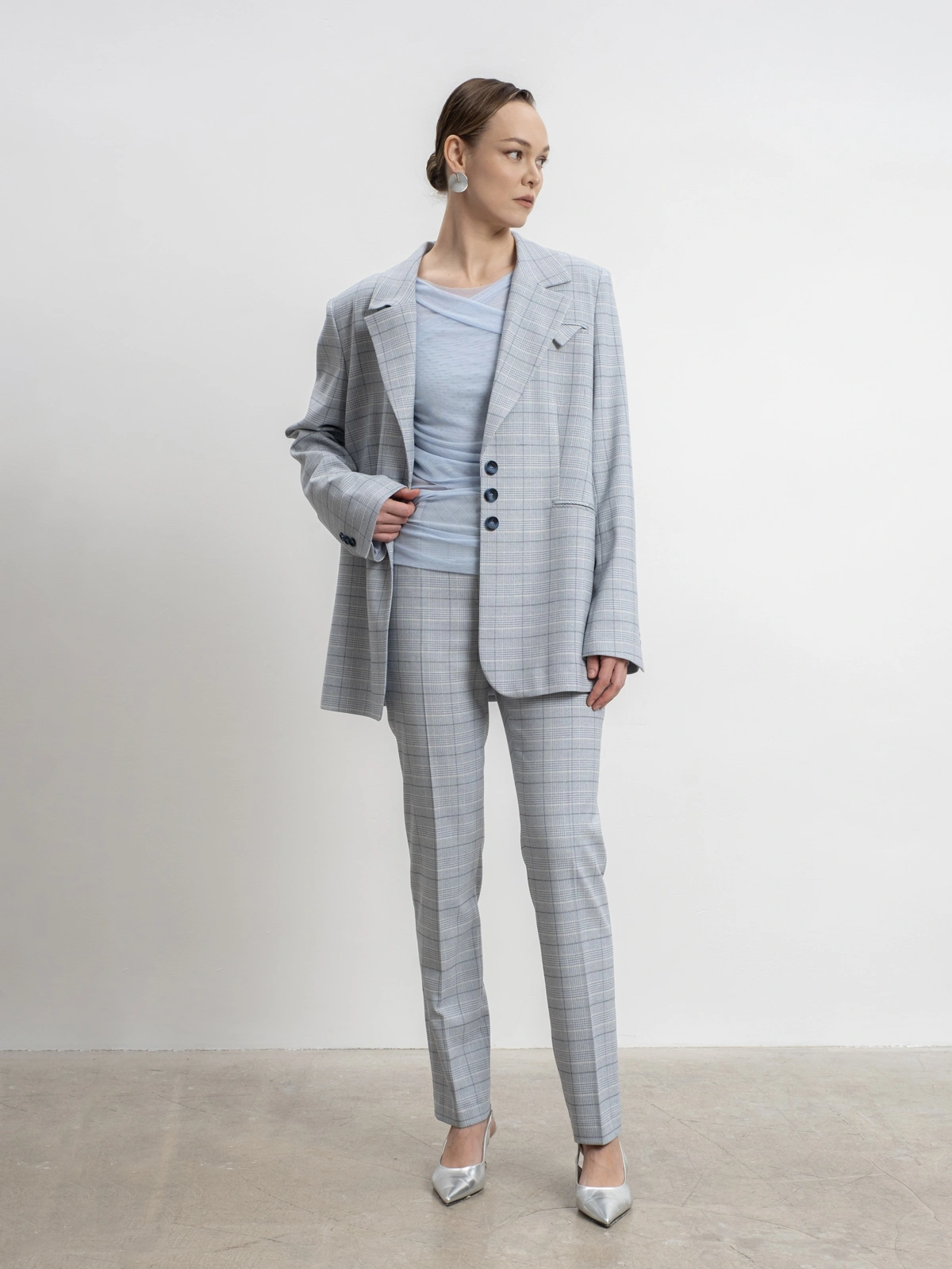 Голубые укороченные брюки в клетку