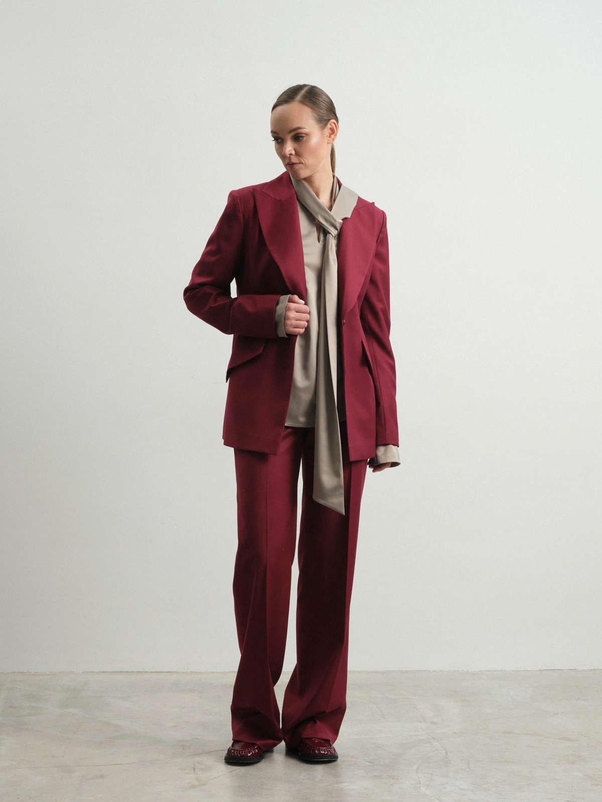 Бежевая блуза с бантом Lungwort