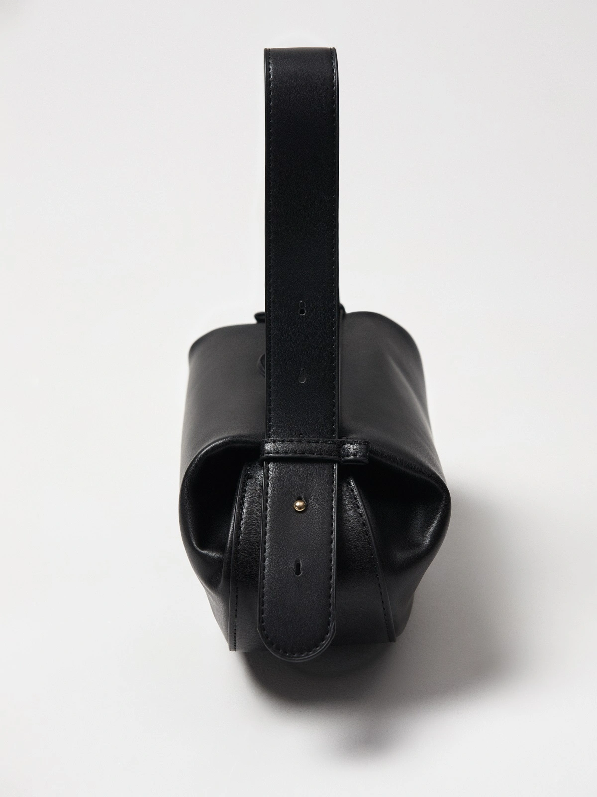 Овальная сумка в черном цвете