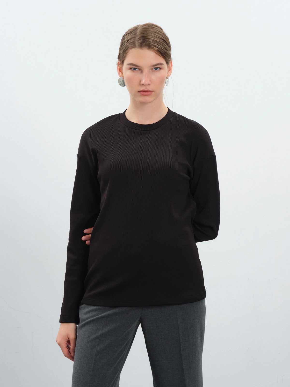 Черный утепленный лонгслив в рубчик