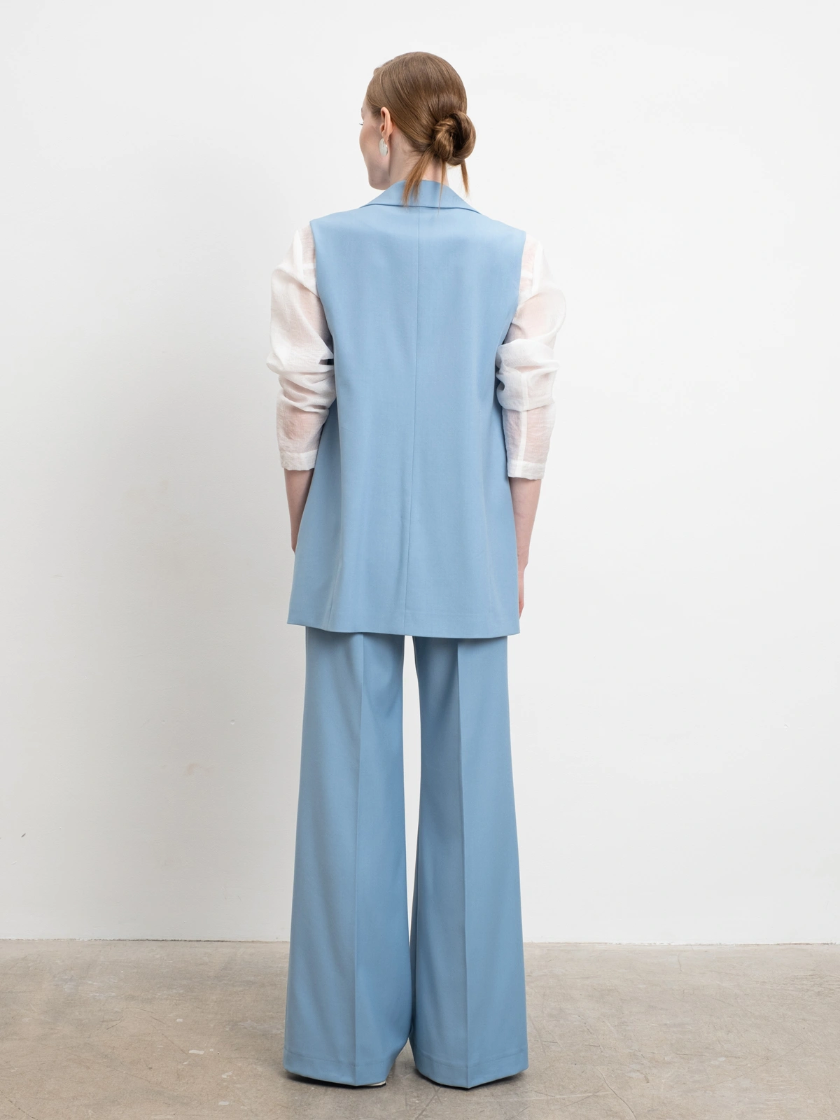 Голубые расклешенные брюки