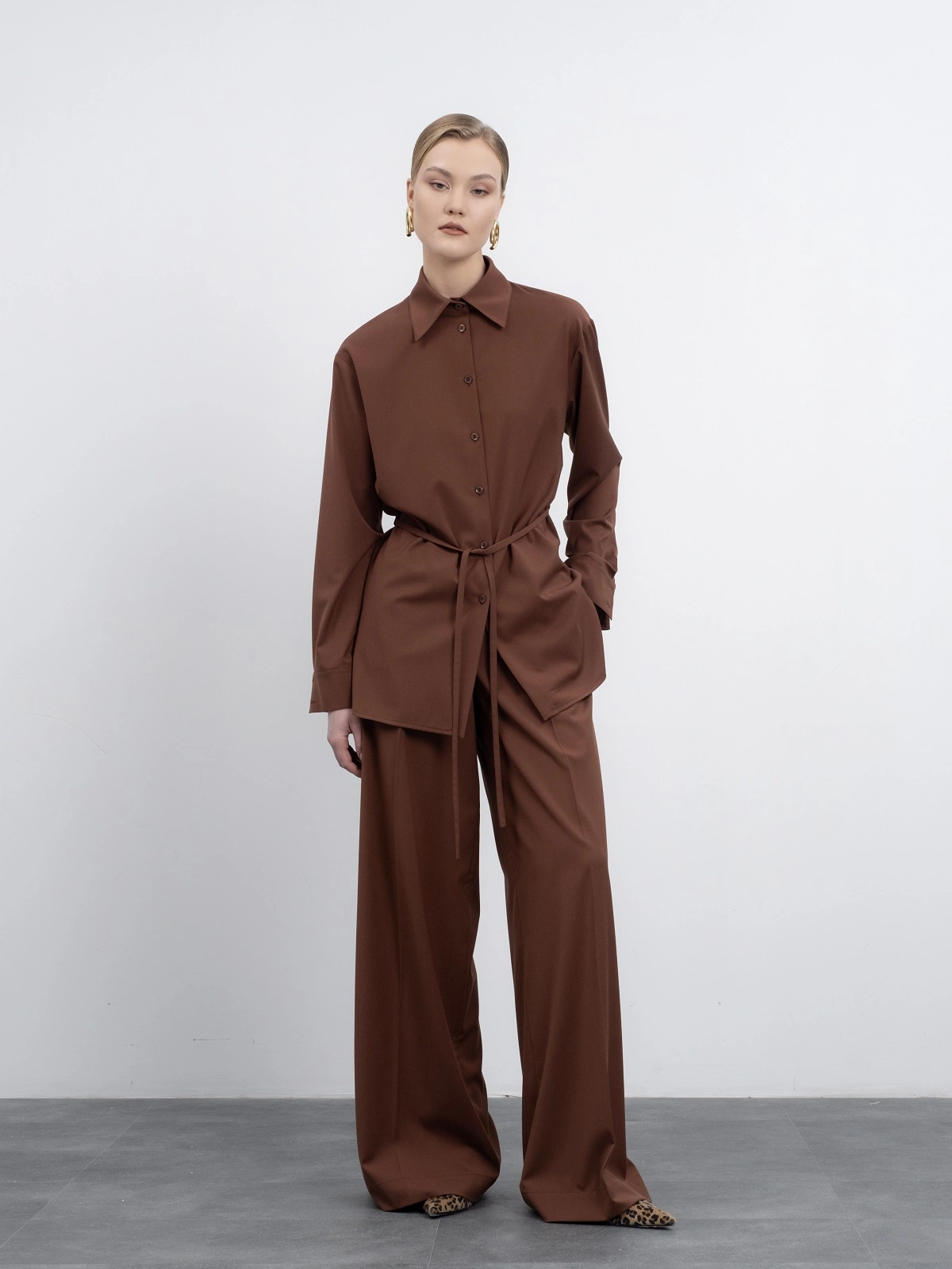 Коричневые широкие брюки