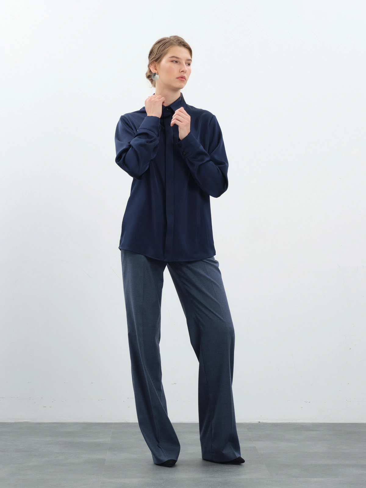 Прямые брюки в синем оттенке