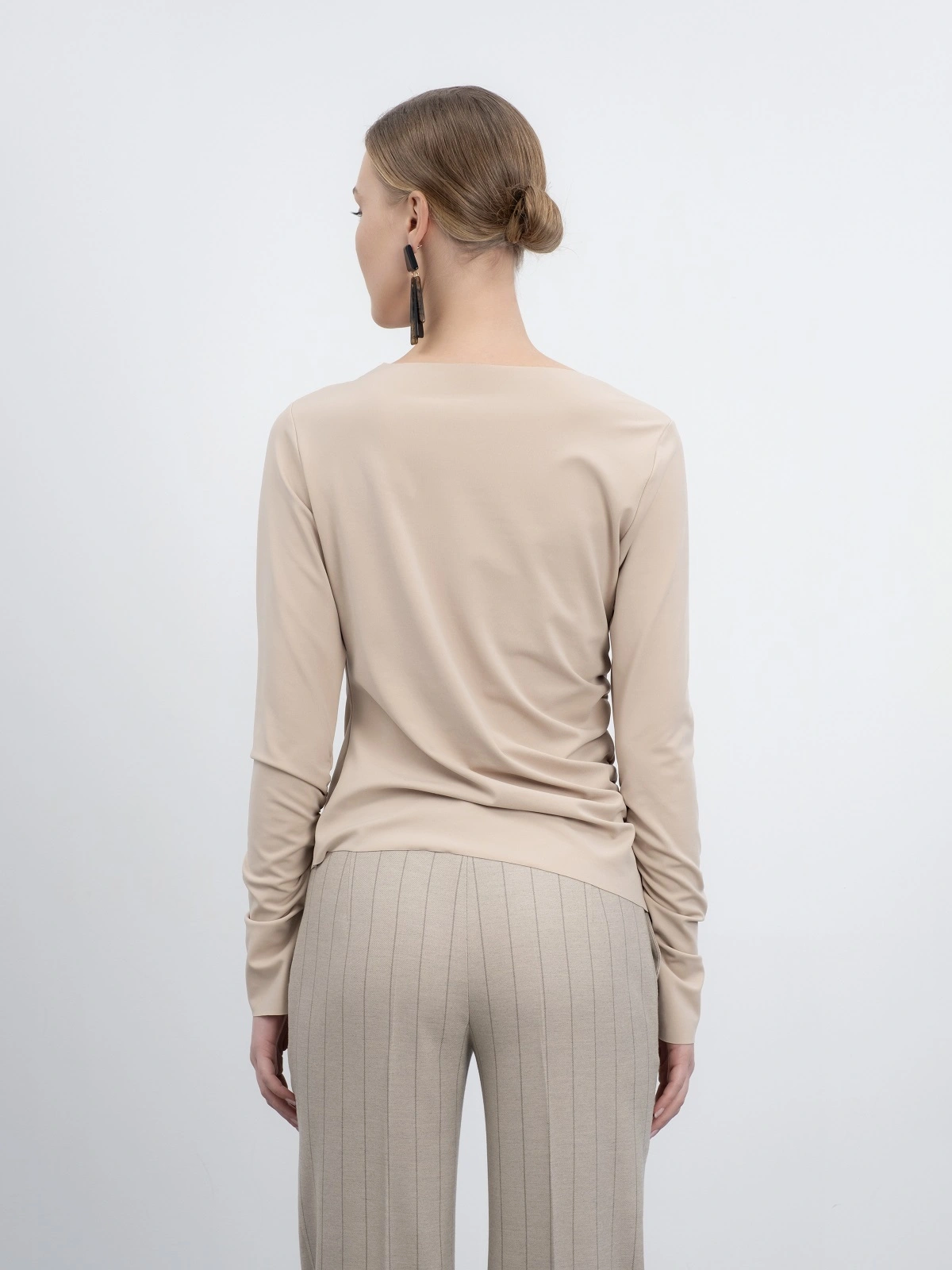 Бежевый лонгслив со сборкой