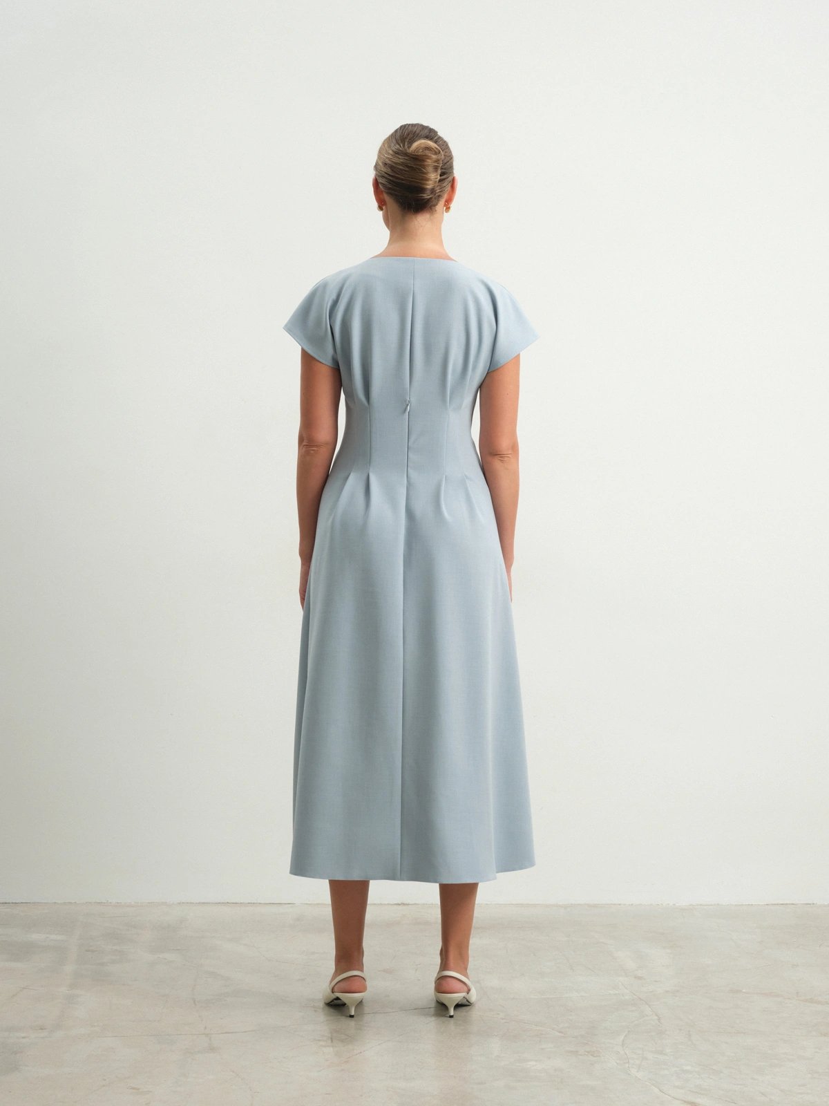 Голубое приталенное платье Allure