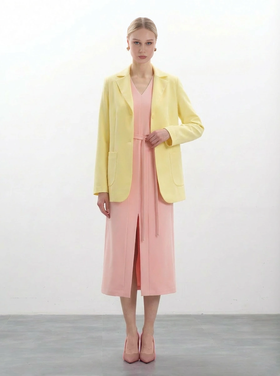 Розовое платье с поясом на кольцах