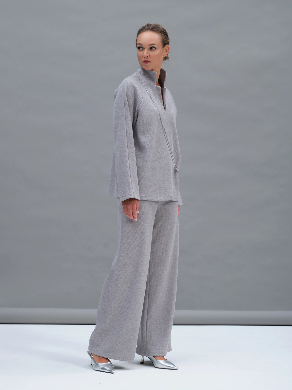 Серые трикотажные брюки