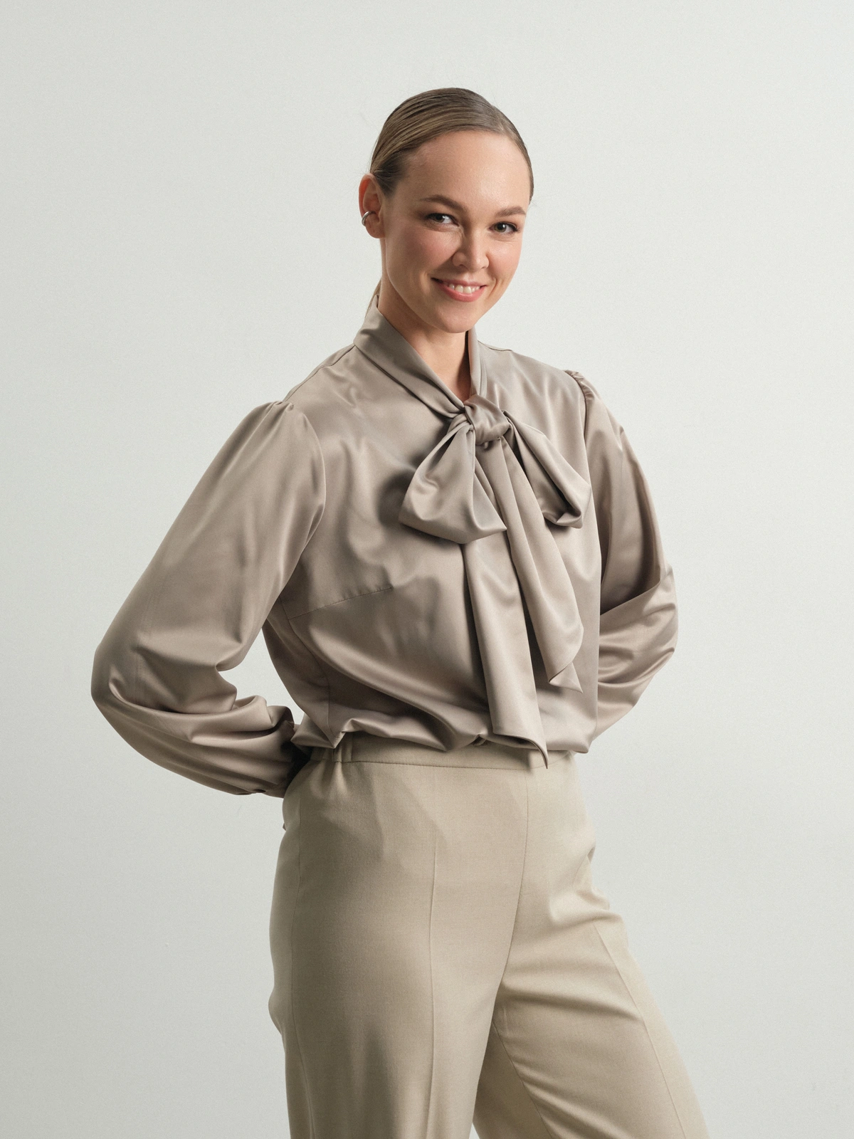 Бежевая блуза с бантом Lungwort