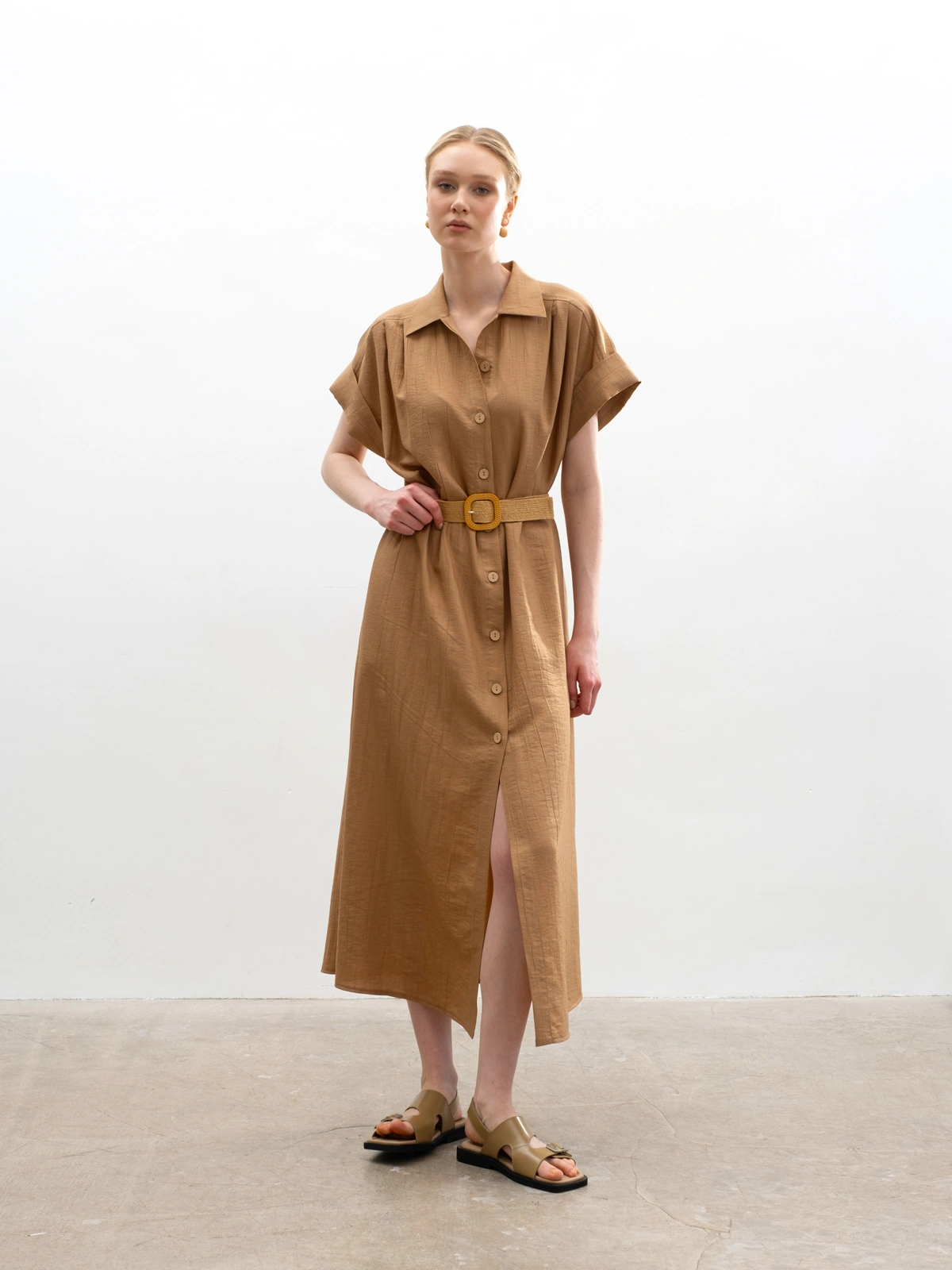 Песочное фактурное платье