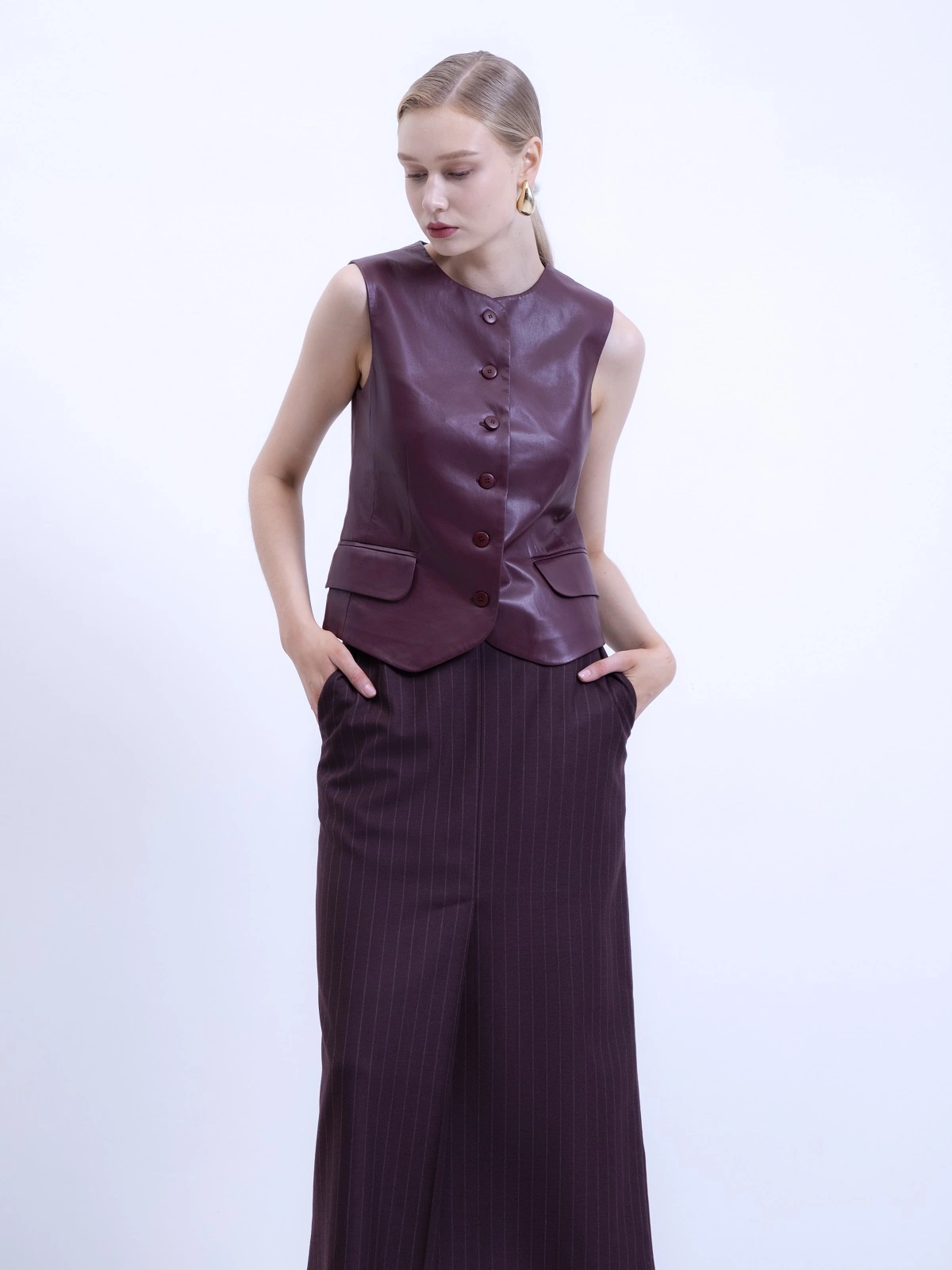 Бордовый жилет из экокожи