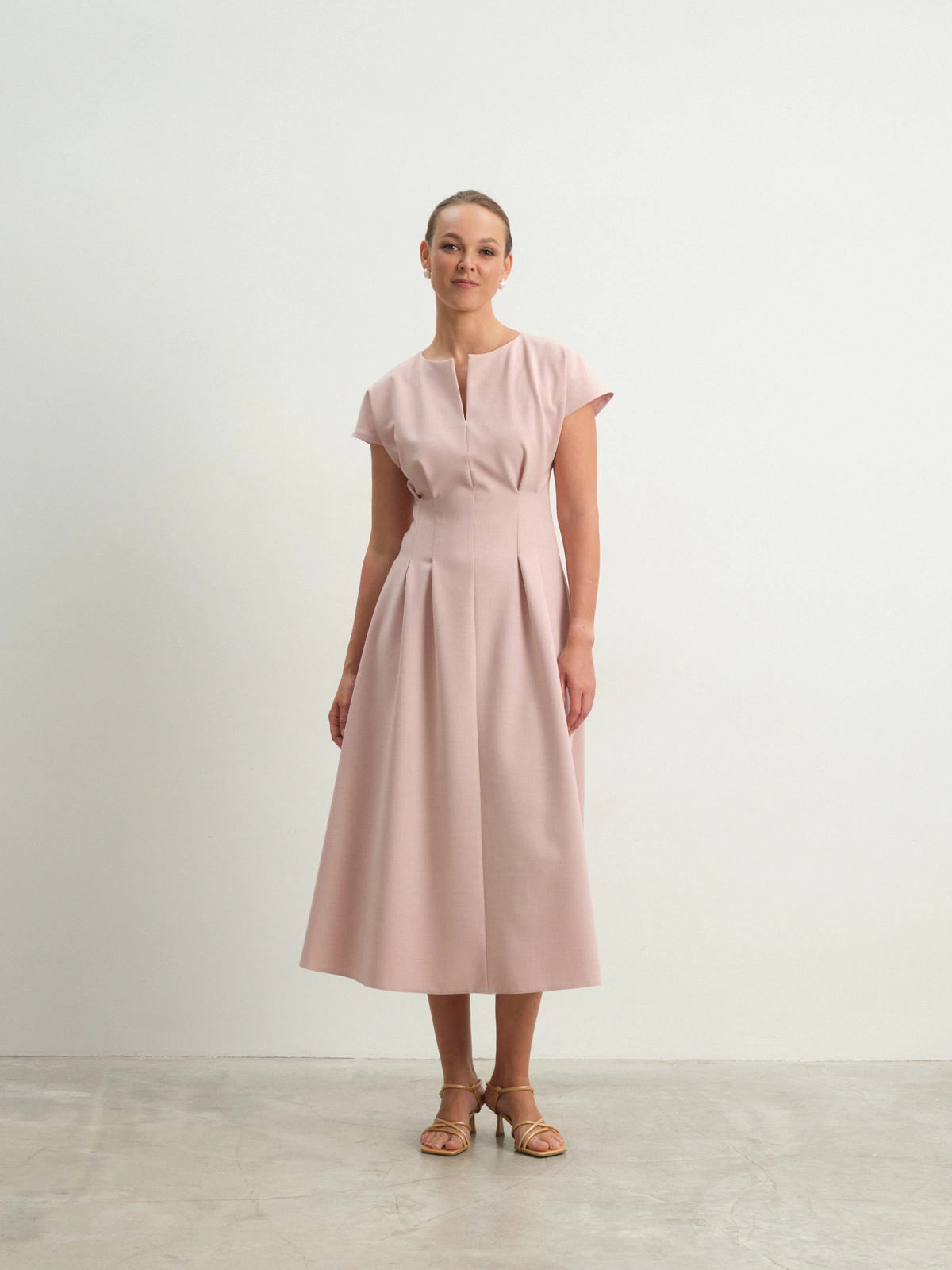 Розовое приталенное платье Charm