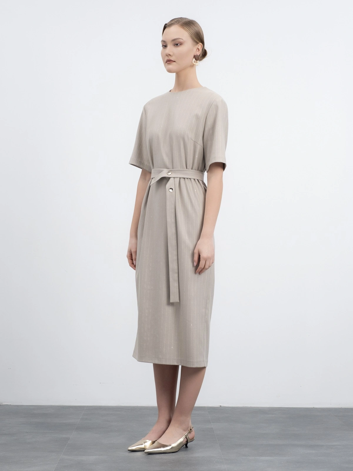 Бежевое платье в полоску с пайетками