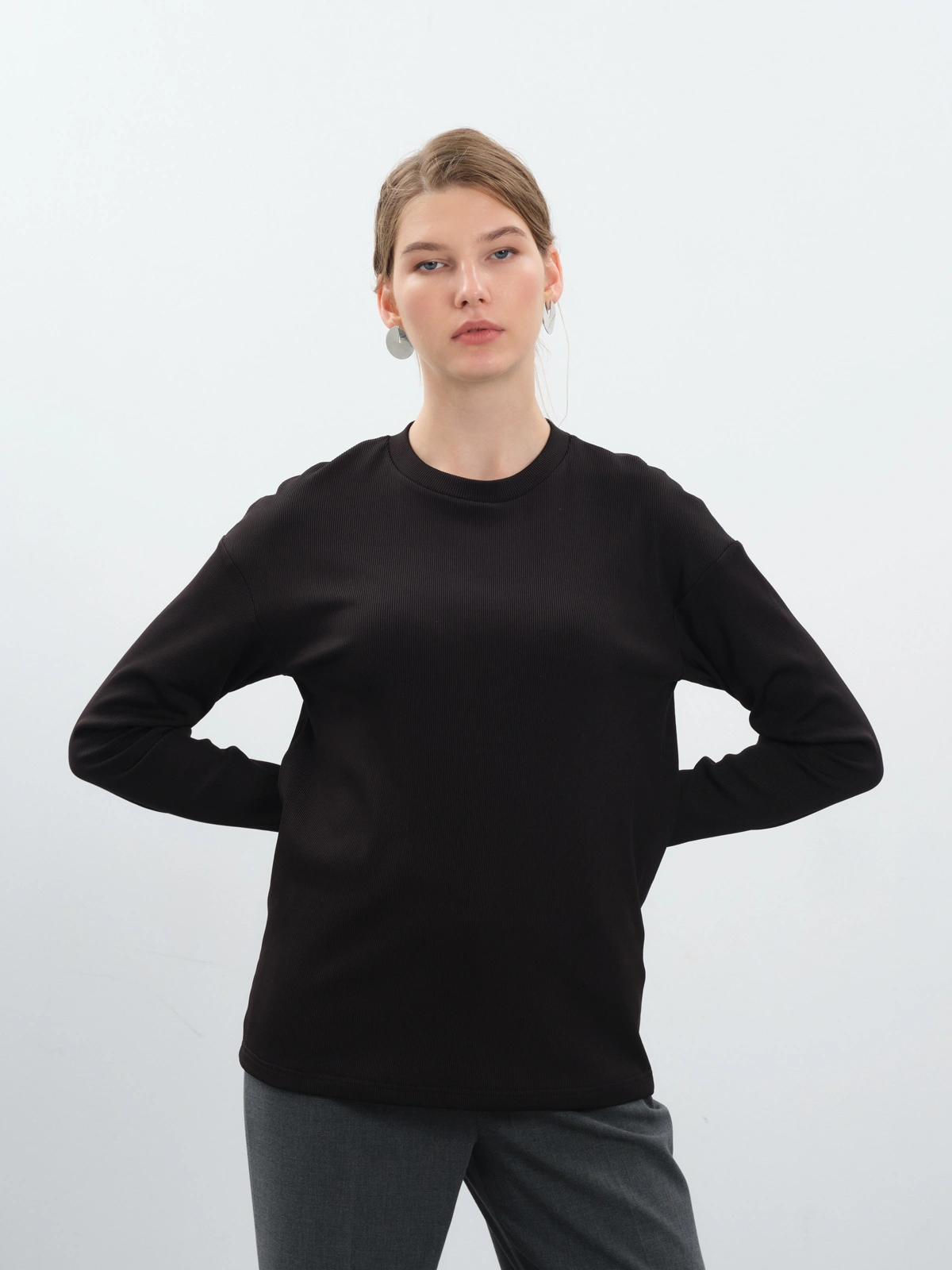 Черный утепленный лонгслив в рубчик