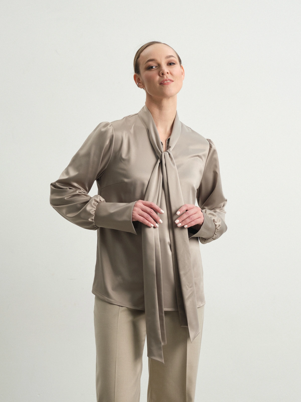 Бежевая блуза с бантом Lungwort