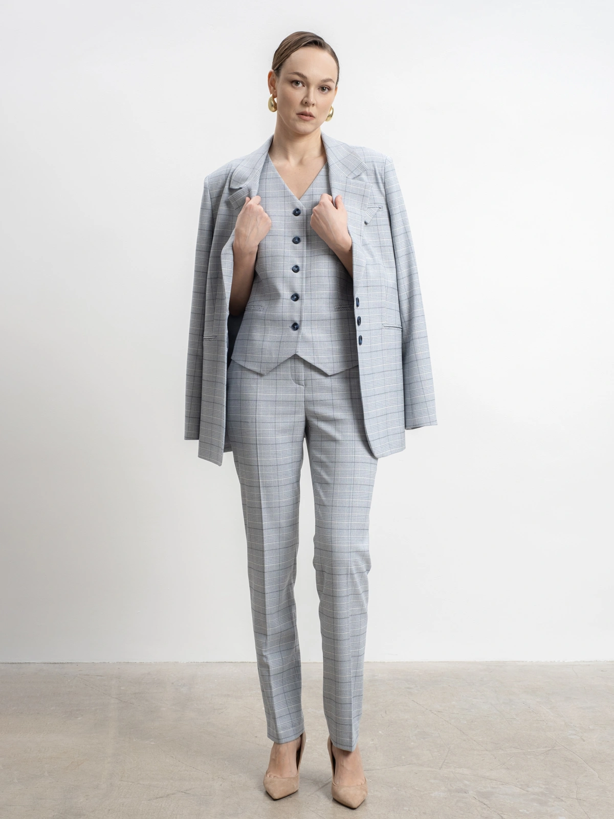 Голубые укороченные брюки в клетку