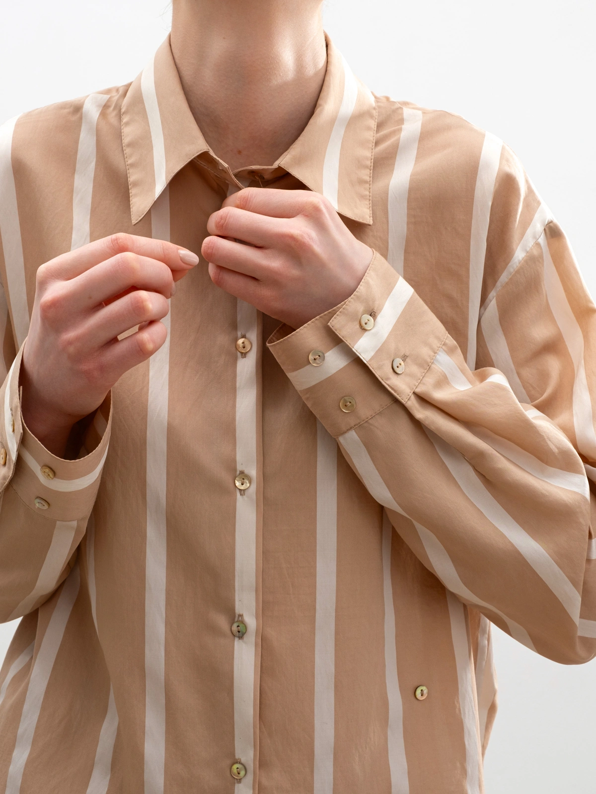 Бежевая рубашка в полоску
