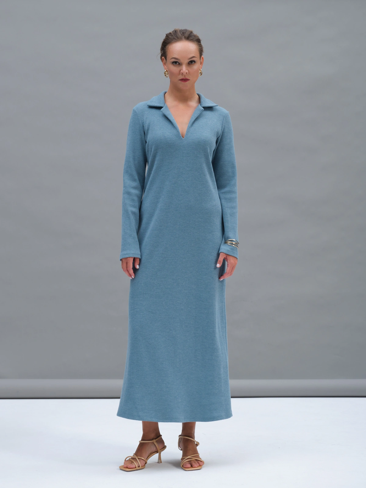 Голубое трикотажное платье