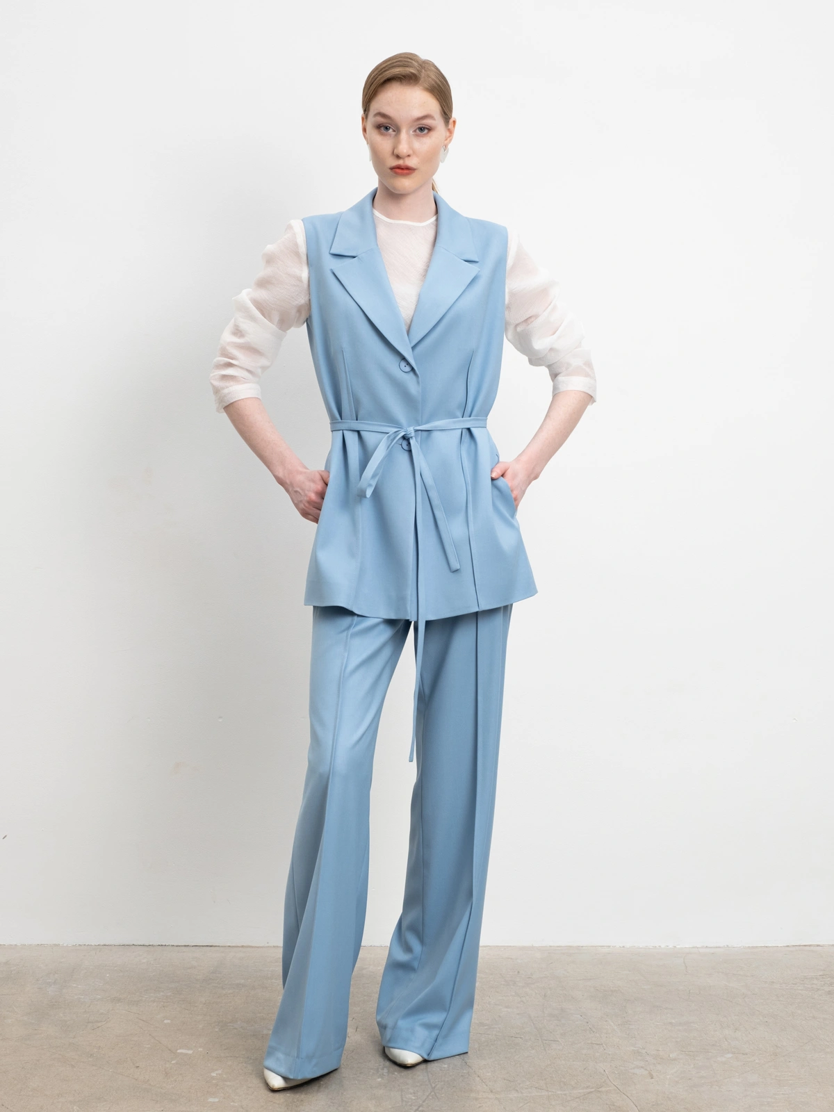 Голубые расклешенные брюки