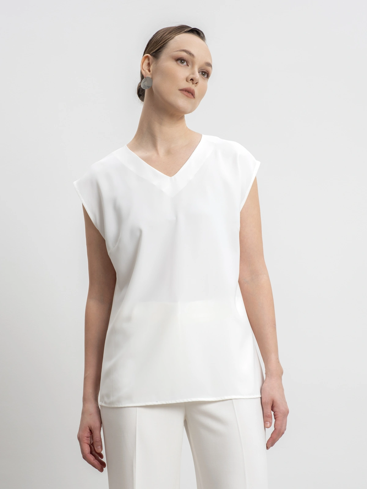 Белый топ с вырезом