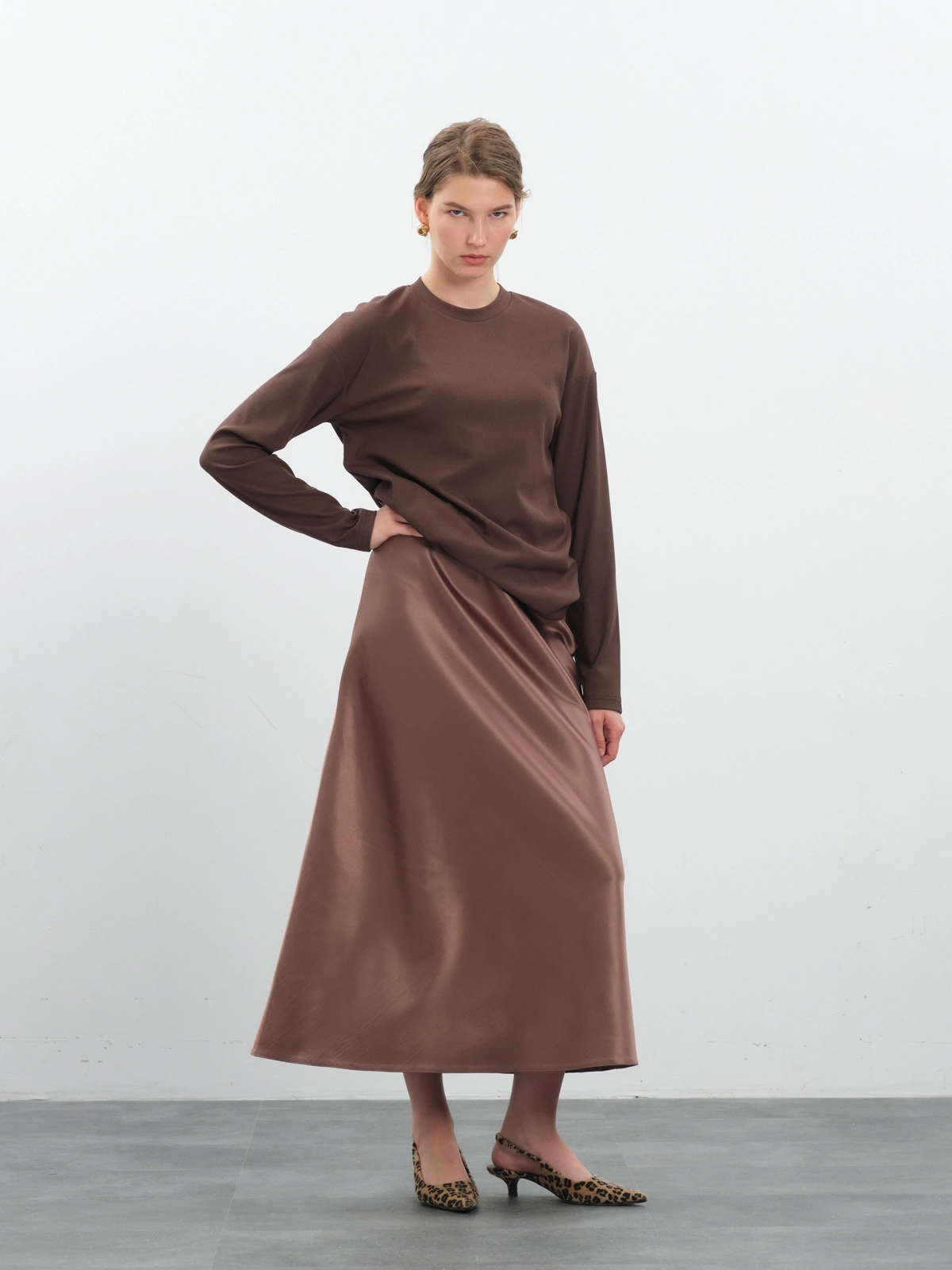 Атласная юбка в оттенке мокко