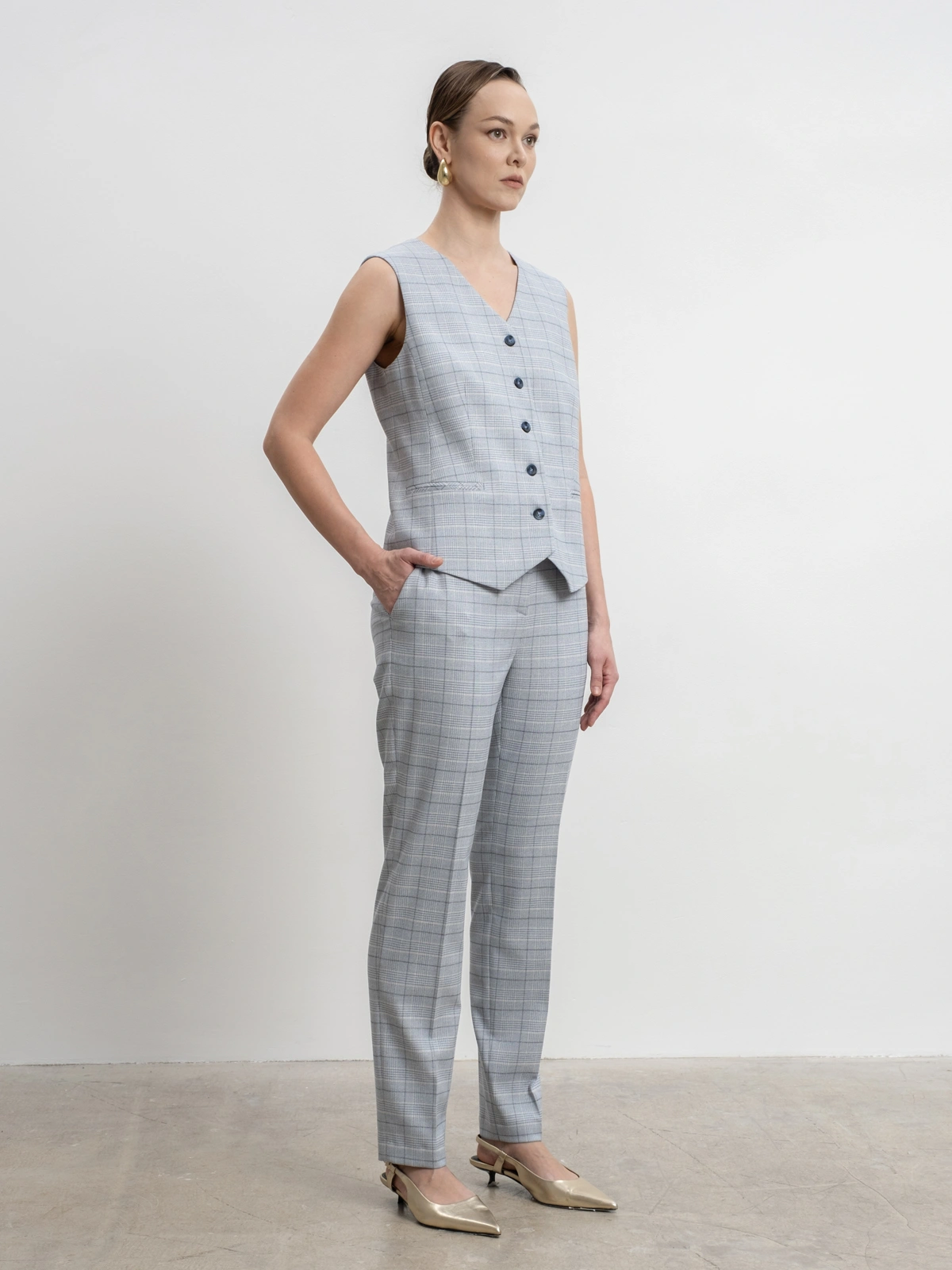 Голубые укороченные брюки в клетку