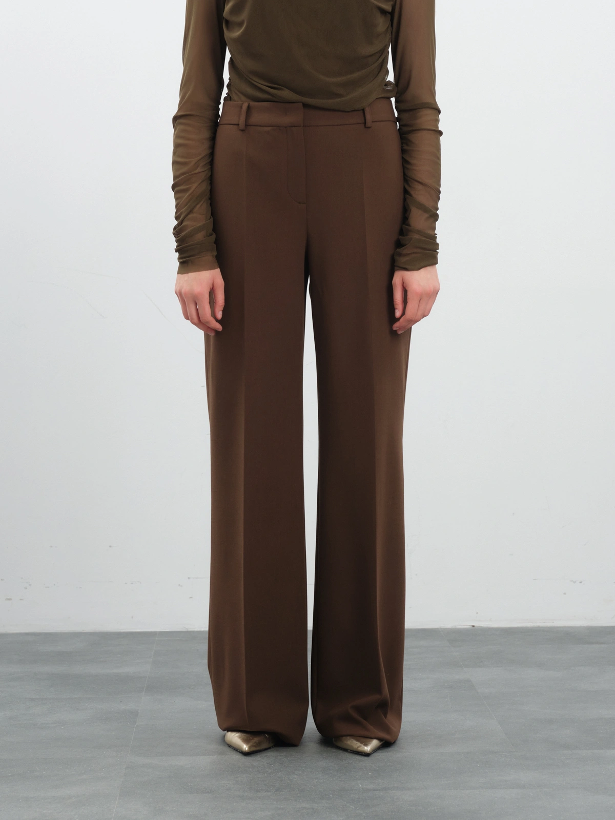 Шоколадные расклешенные брюки