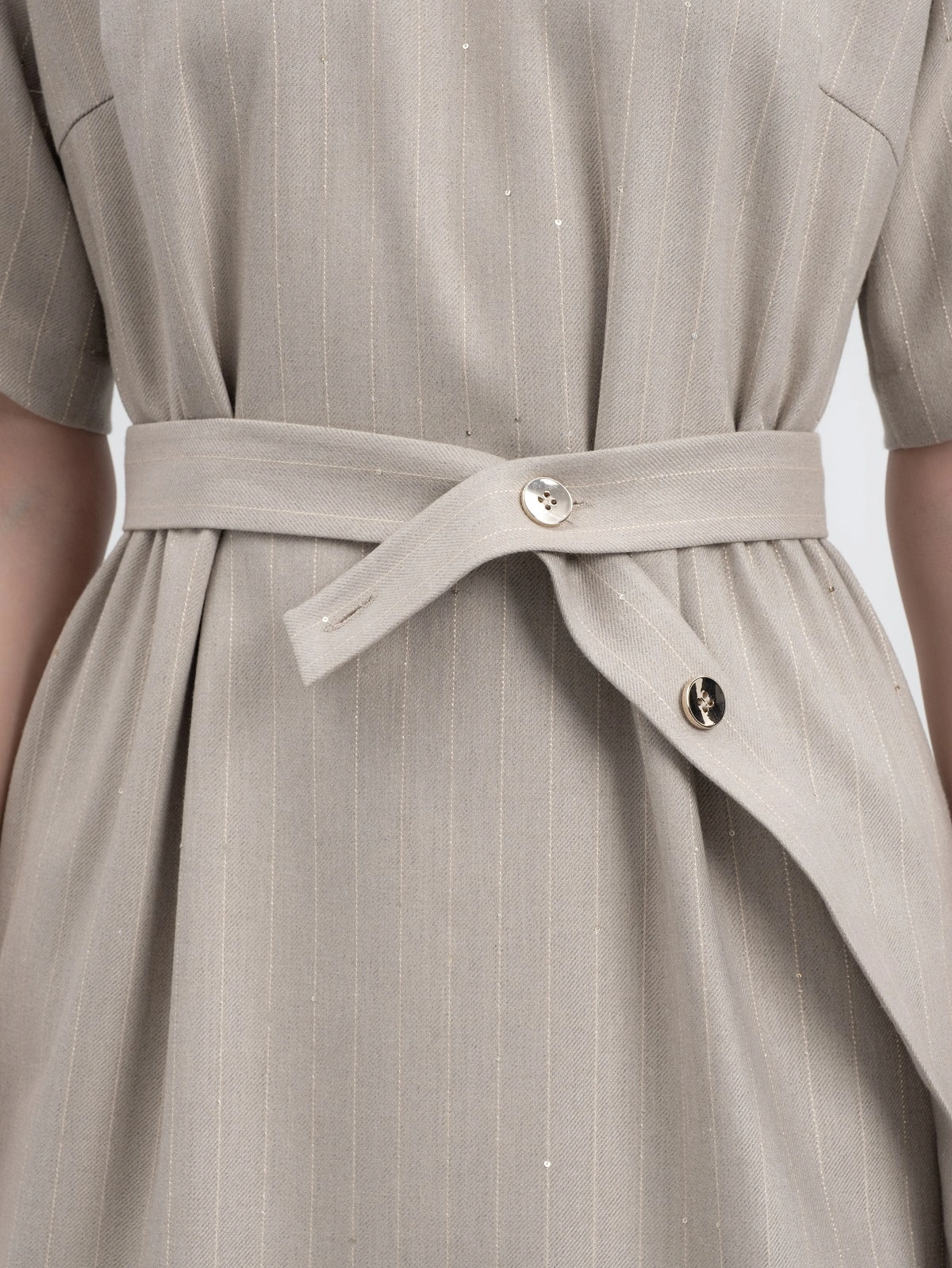 Бежевое платье в полоску с пайетками