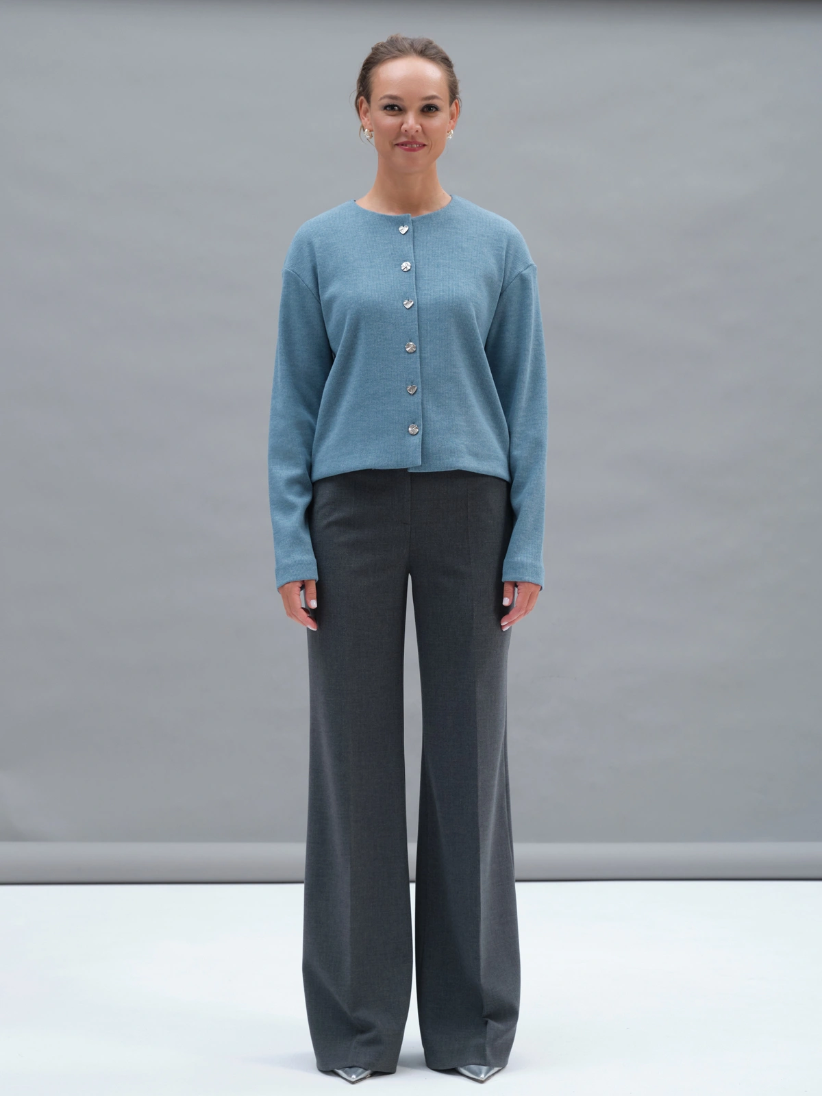 Серые расклешенные брюки