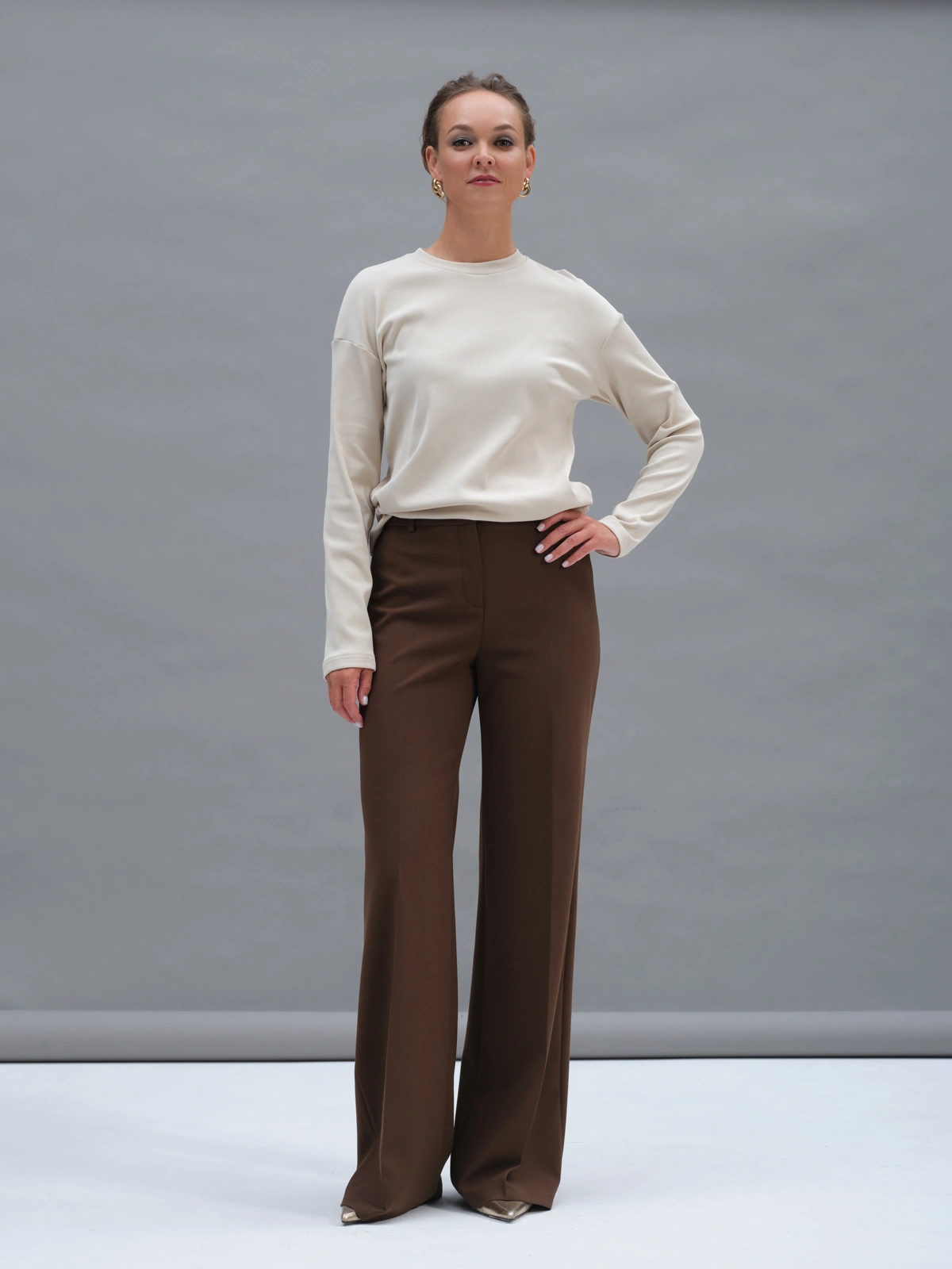 Шоколадные расклешенные брюки