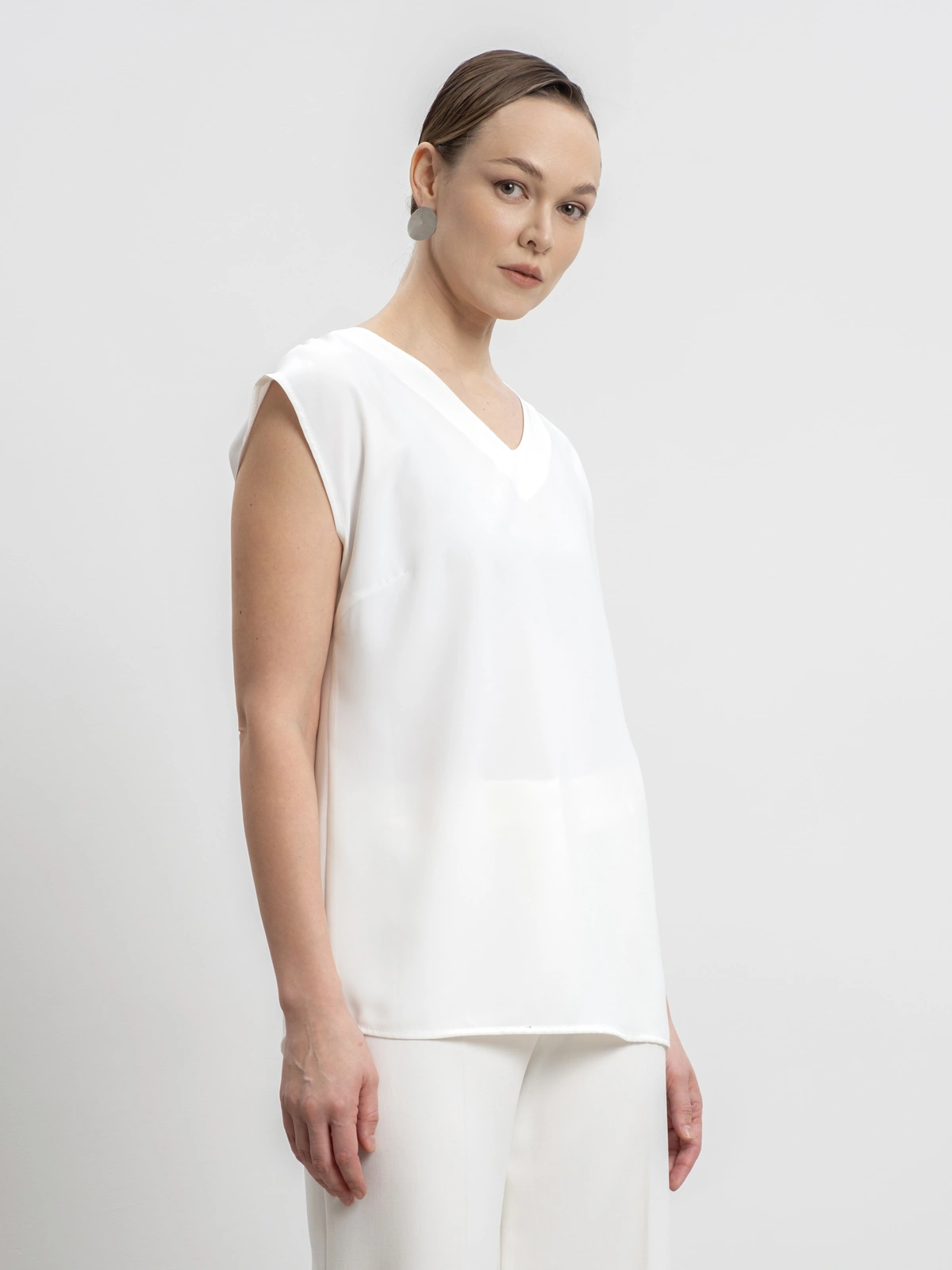 Белый топ с вырезом