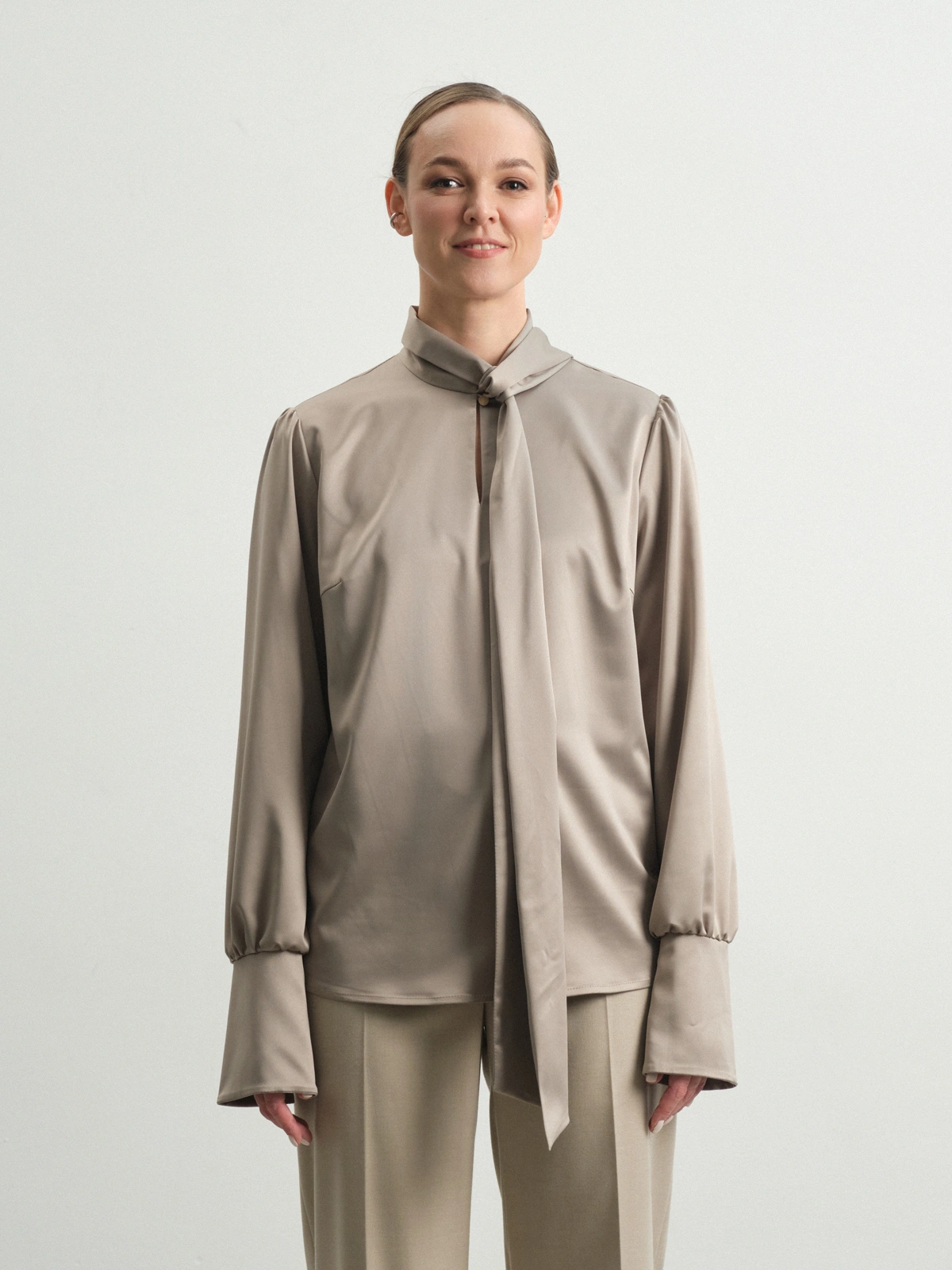 Бежевая блуза с бантом Lungwort